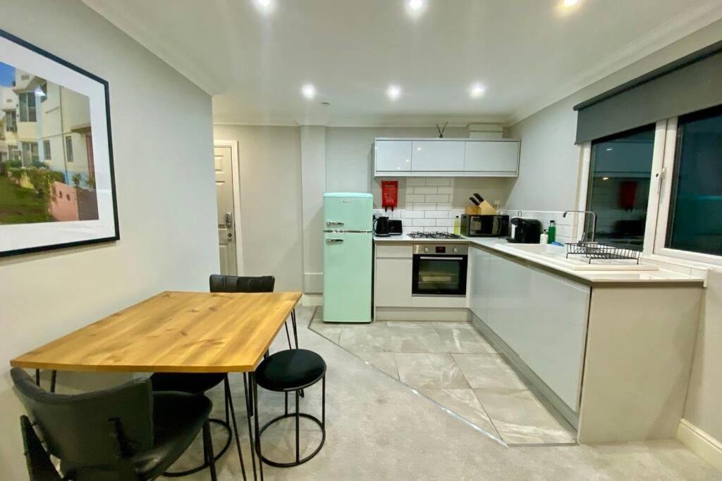 Stylish Two Bedroom Apartment Near Victoria Park Cardiff Exteriér fotografie