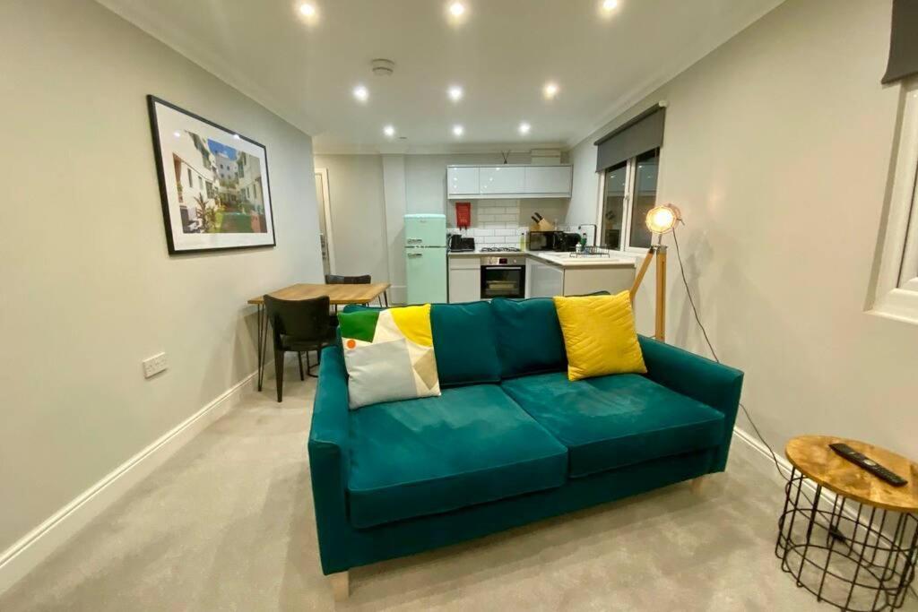 Stylish Two Bedroom Apartment Near Victoria Park Cardiff Exteriér fotografie