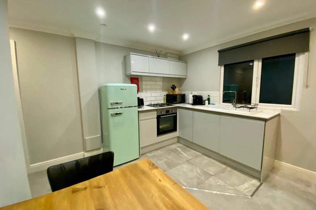 Stylish Two Bedroom Apartment Near Victoria Park Cardiff Exteriér fotografie
