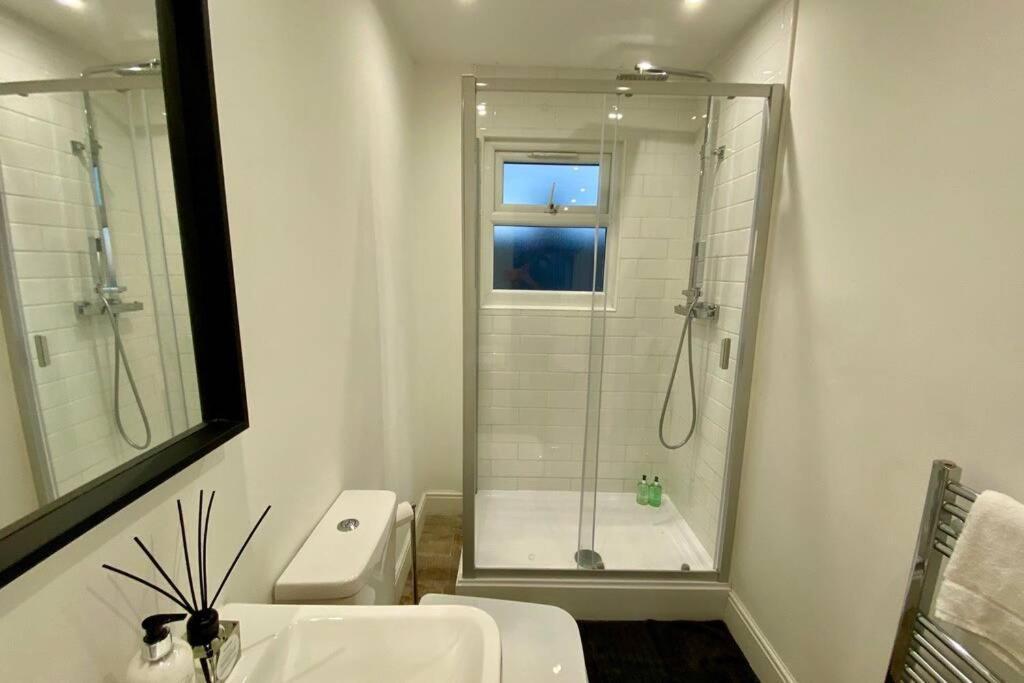 Stylish Two Bedroom Apartment Near Victoria Park Cardiff Exteriér fotografie